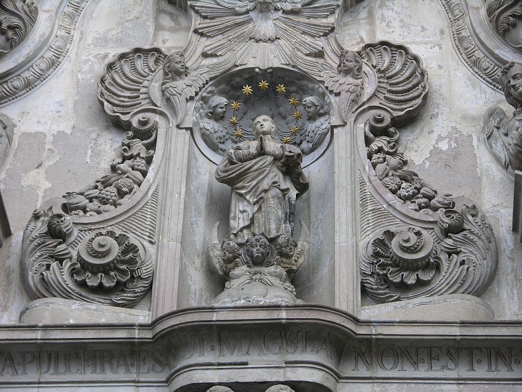 Ecuador Quito 04-03 Old Quito La Compania de Jesus Statue Above Door Outside